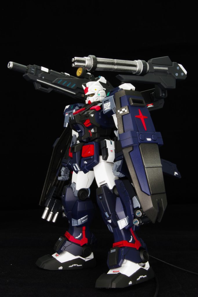 素組で十分カッコよかったのですがジャンクパーツやプラ材を使って自分の好きなように作っています。肩やスカート前が物足りない感じがしたのでズルズルと触り続けていました。