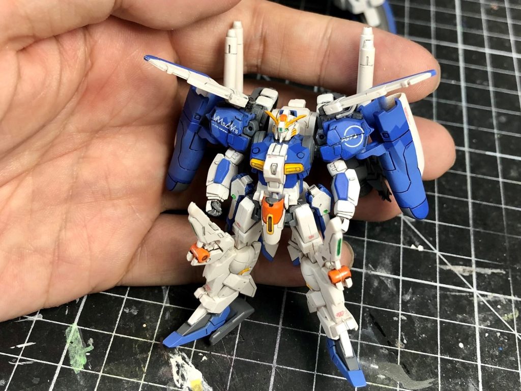 手持ちのガンダムデカールと市販のコーションデカールを使用肩の円形マークのズレをデカールをカットして再現したのは小さな自己満足ポイント