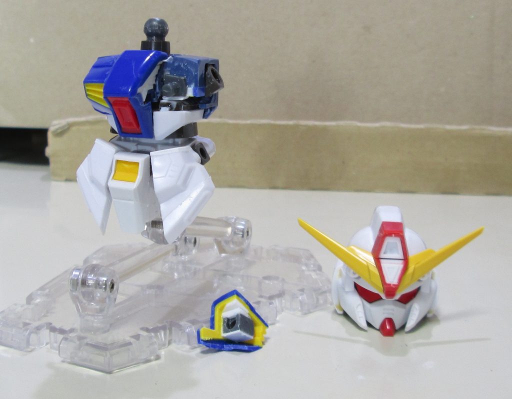 HG局地型の胴体に切り詰めて小型化した1/100ネオガンダムのパーツを貼り付けていく構造。