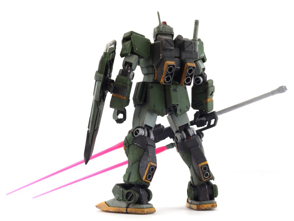 サクッとかっこいいガンプラを作るにはこのやり方が一番いいので、最近の作品は汚した物が続いています。おかげで、なんか少し上手くなってる気がする。本作は、色が足りない部分をラッカー筆塗りで補い、その後つや消しクリア。その上でウオッシング→退色表現→チッピングでフィニッシュ。腕の合わせ目を消した以外、ゲート処理含めてヤスリがけはしていません。