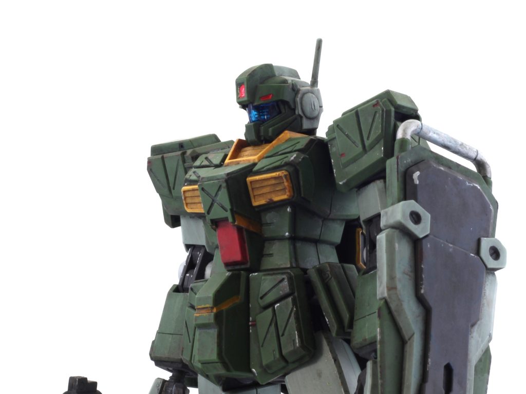 退色表現では基本的に白を使いましたが、ダークグレー部には青も入れてみました。ドッティング的な。チッピングはハルレッドをスポンジで、シルバーを爪楊枝で。ハルレッドって初めて使いましたがオシャレでいいですね。バイザーの奥のセンサーはシルバー下地で塗り分けました。赤センサーは蛍光レッド。色を付ける作業は全て筆。エアブラシはクリアコートにのみ使用。缶スプレーでもいいですが、コスパ悪いので。