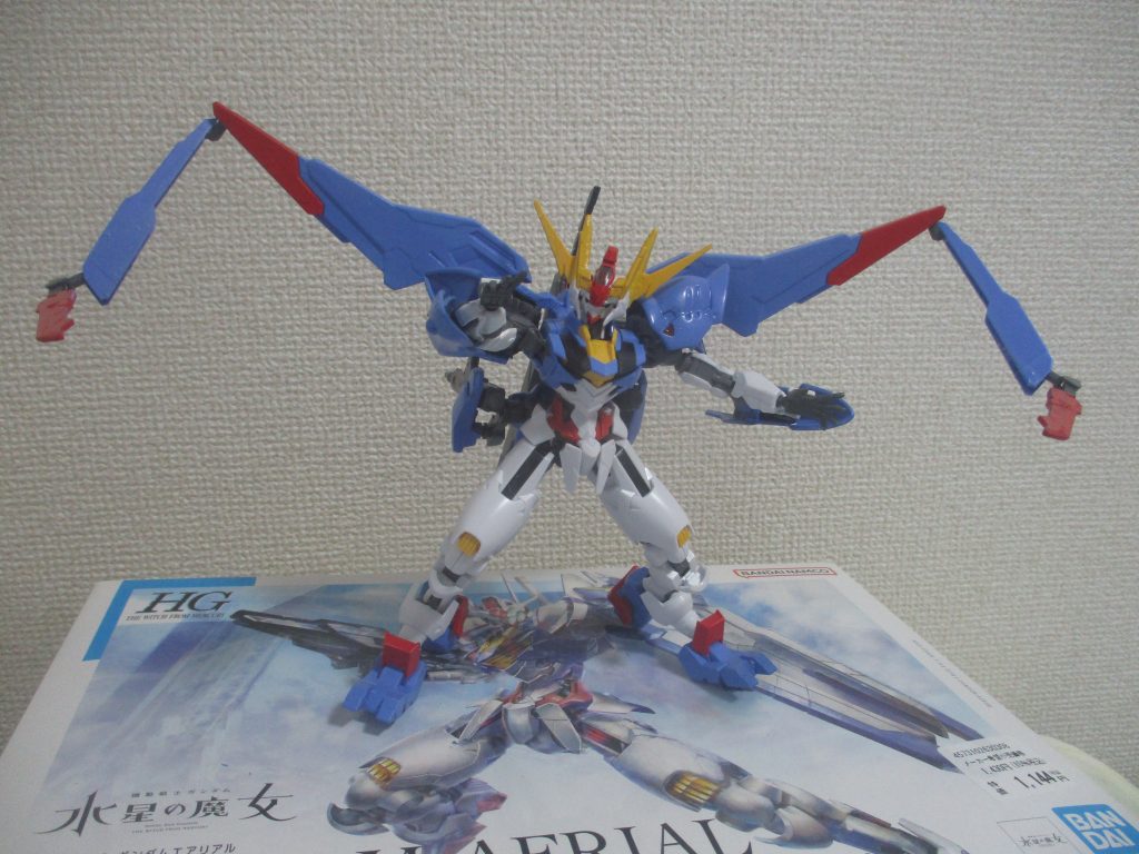 羽からの短刀も同じく赤色です。なお、両平手は、エクシアとキュリオスのを流用してます(フライトユニット買えなかったのでw)。