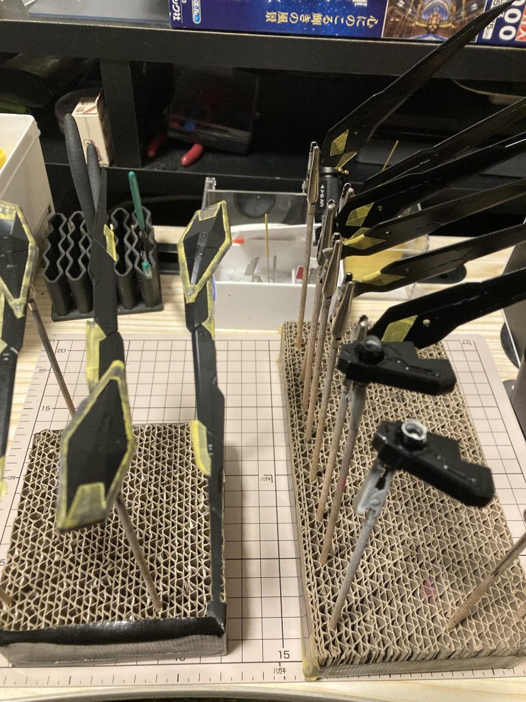 フリーダムの羽根を塗り分け中。こだわってパネルラインを入れて塗分けしています。