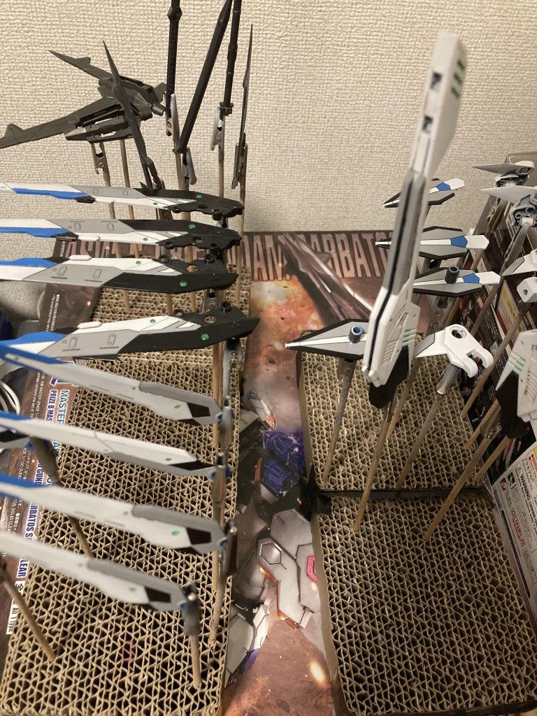 大き目の羽根には穴をあけてUVクリアジェルを流し込みクラウドのバスターソードみたいにしています。