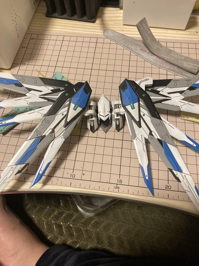 バルバトスのバックパックにどうつけようか迷いましたが、元々いいサイズの穴が開いていたので調整して刺しているだけです。自分的には大満足の塗分けが出来ました。元々の造詣がいいのでこれだけでもかっこよくないですか?