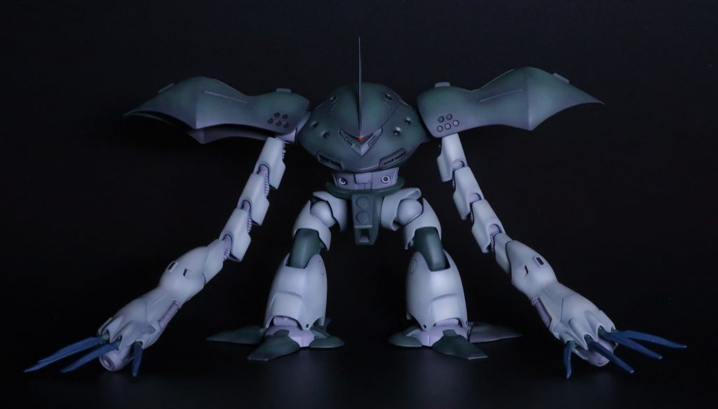 大きな改造はしておらず、劇中再現のためアンテナを自作ザクのものよりかなり大きいので、サイズ感の調整が難しかったあと肩アーマーの先端が途切れたように真っ直ぐに造形されていたのを尖らせました(尖ってるのが正しいのかは知らない)きれいなシルエットになったのではないかと