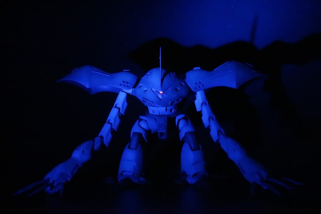 図らずも水中っぽくなったブラックライトでの撮影モノアイはキットのクリアパーツそのままです