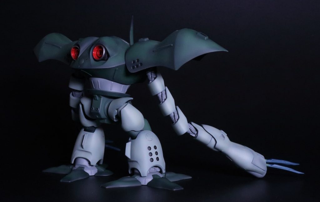 このキット、ふとももとそこから下の接続がなぜかボールジョイントでふにゃふにゃです両手を浮かしたりしたら上半身ごと前に倒れてきます