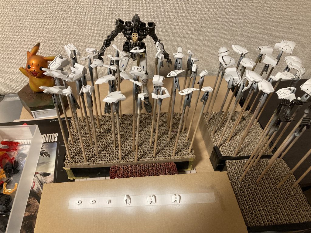 実は外装パーツは羽根とクリアパーツで燃え尽き症候群になってしまったのでパネルラインの追加はありません。既存のパネルラインで塗り分けしました。今回は大きくなりすぎて満足いく撮影が出来なかったのでいい写真が無くて申し訳ないです。ご視聴ありがとうございました。この作品がよかったら是非、いいね!とフォローお願いします。