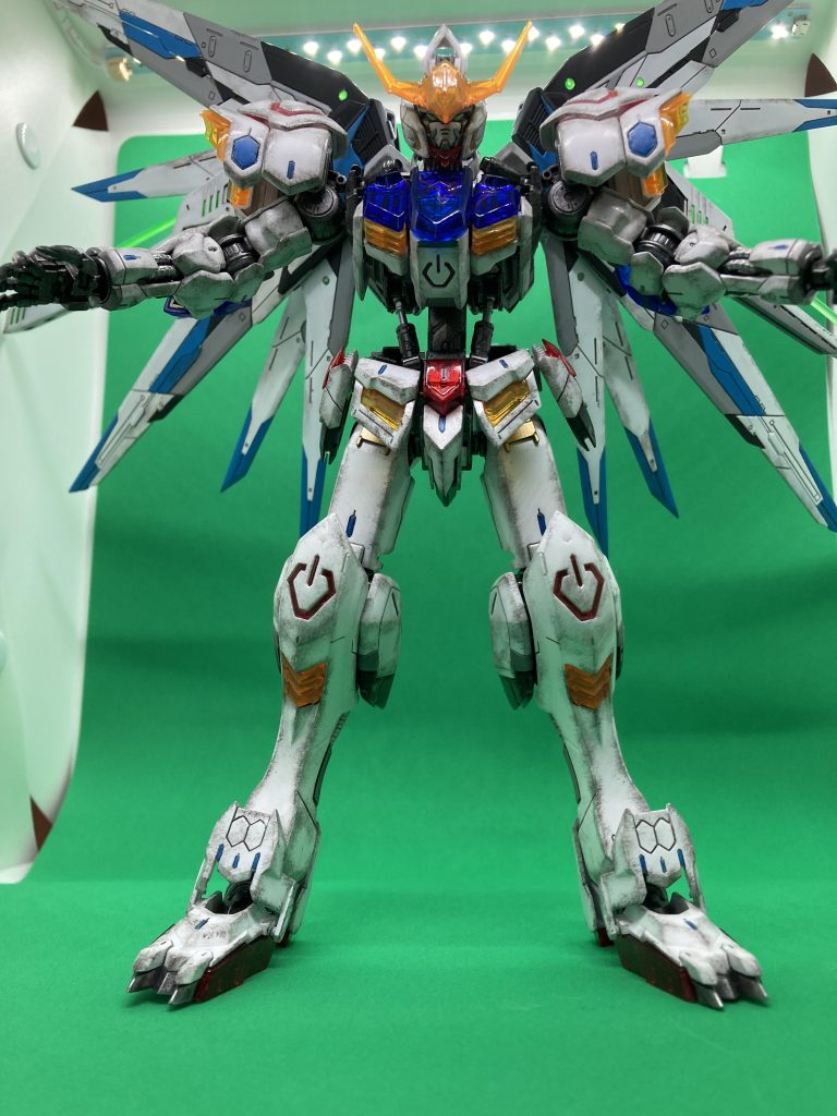 アクションベースに乗せると撮影ブースに入らなかったのでギリギリのバランスで自立していただいています。バルバトスのスリムなウェストだとフリーダムの羽根はかなり重そうですが、見た目に迫力が出たので満足しています。