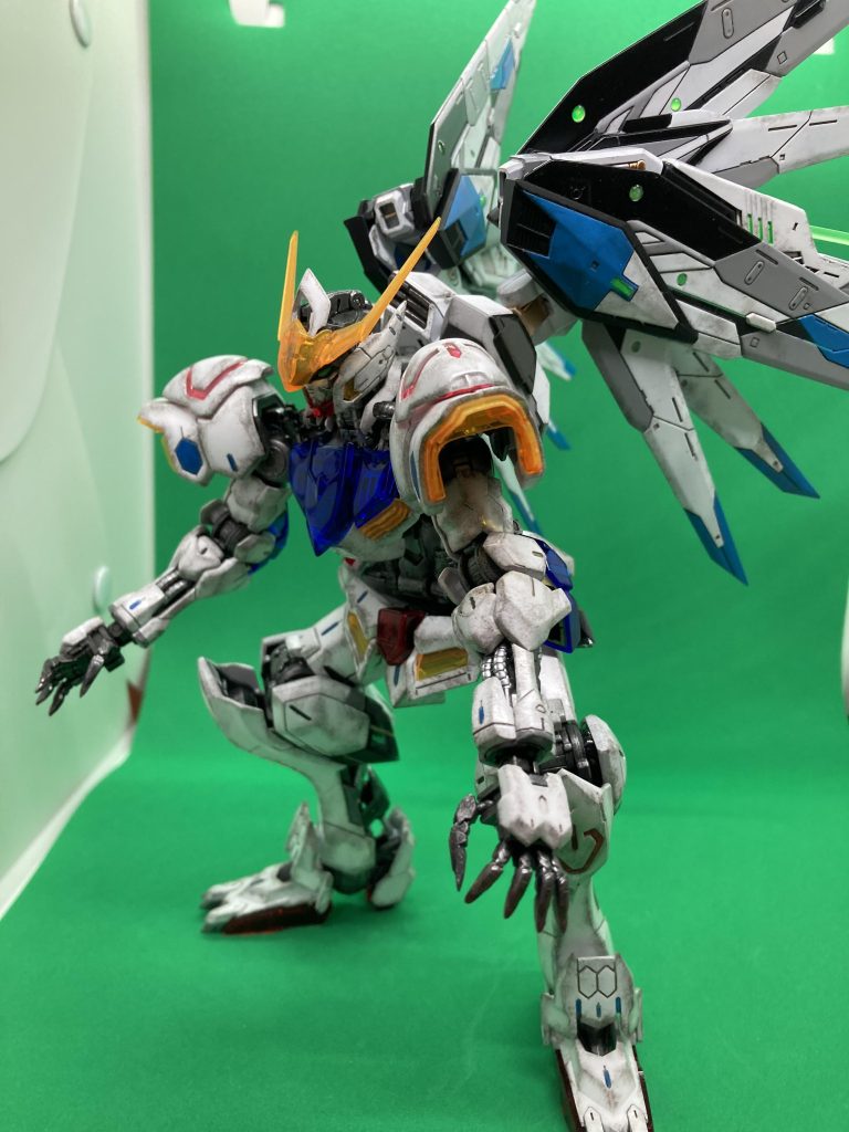 バルバトスがこれから飛び立つシーンです。なんかドスコイて感じになっしまいました。首の可動範囲が少ないので首がもっと上を向いてくれるように改造すべきだったかな。ただ、スタイルもカラーリングも時間がかかっただけに大満足です。