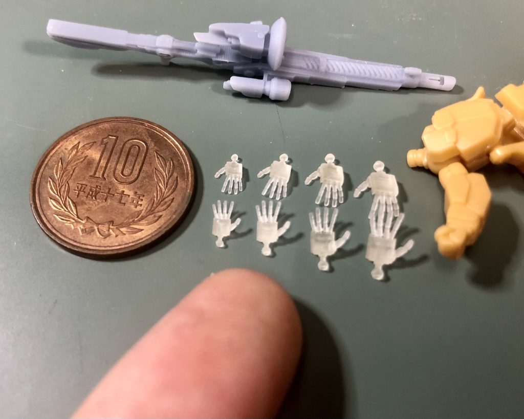 ハンドパーツは以前HG用にモデリングしていたものを縮小して数パターン出力しましたが、どれも蚊ほどの大きさ、結局今回は使用しませんでしたが、このサイズでも使えそうな感触を得ました