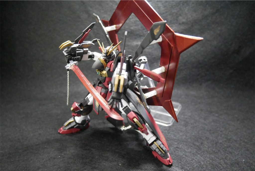 ハイ今回一番やりたかった事です。これこそ廚二ポイント⑤「封印解放」ですね。刀剣から真の姿を現すとか最高の極みですよね。MSGのサムライマスターソードの鞘型の剣の中から太刀が出てくるギミックをそのまま封印解放に見立ててみました。卍解？天鎖斬月？BLEACHは私も大好きですよ？