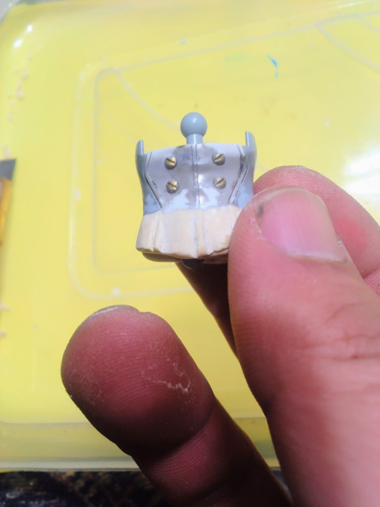 ボディバランスが頭でっかち?(リカちゃん人形風)なのでウエストをエポパテ延長しています。ボタンは真鍮化粧釘(ホームセンターで購入出来ます(笑))を目立てやすりでマイナスモールドを入れて再現!