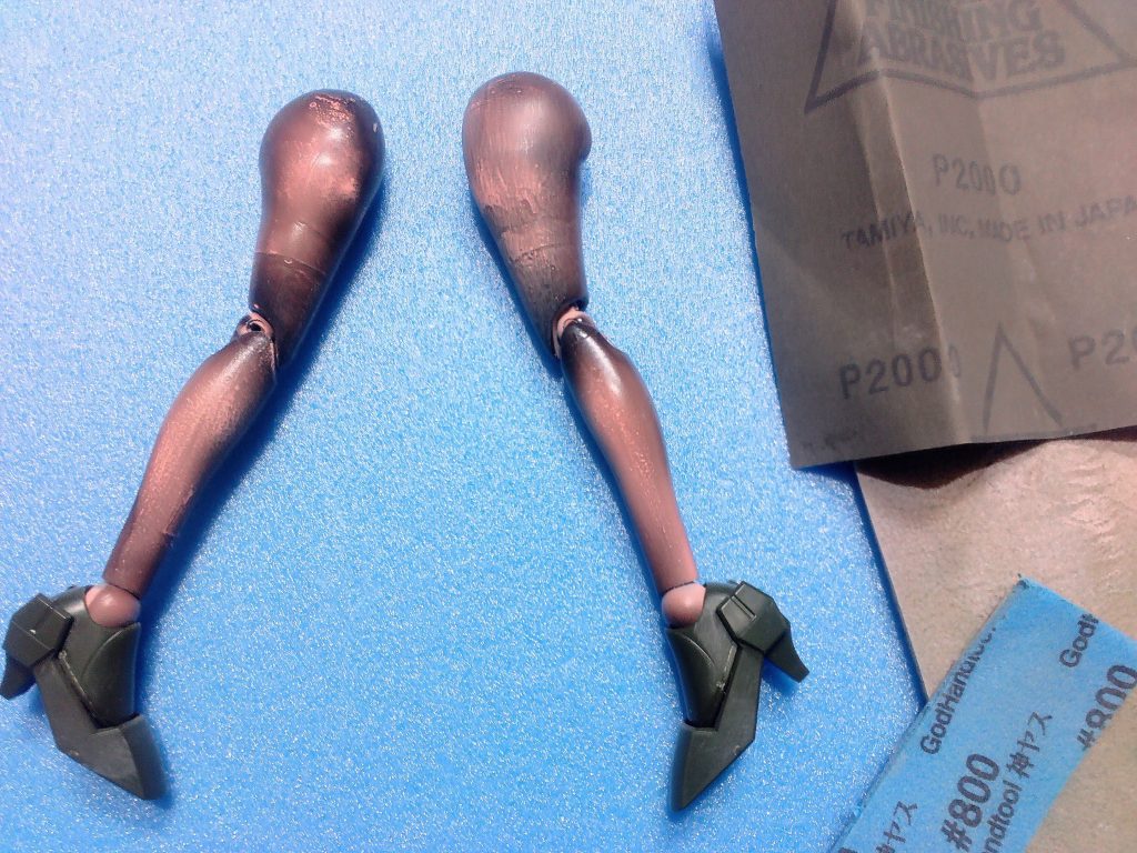 ボディバランス調整の為に太ももと脹脛で5〜6ミリ延長しています。塗装はエロさを無くすために陰影をつけずにセミグロスブラックの単色塗りデス(本来は透け透け塗装にしたいのですが・・・・💦)