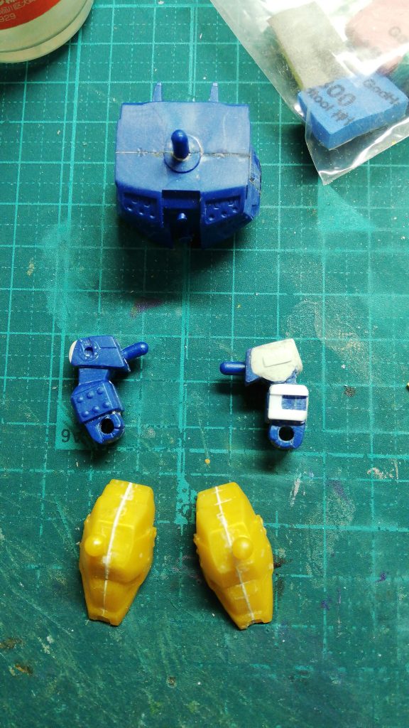 飛天超将軍の胴体を合わせ目消して足はパテで埋めました