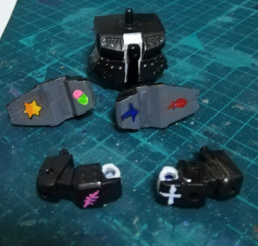 「時計の鎧」各々の紋章が入っています