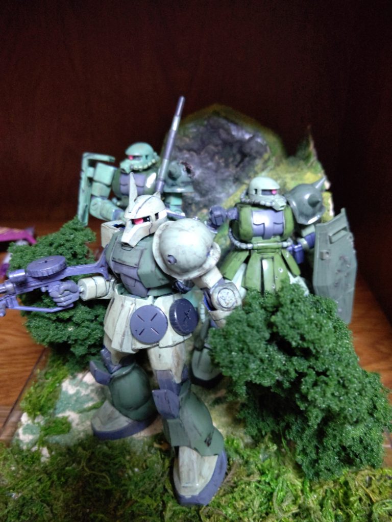 三体周囲警戒しながら撤退中というのが私の中のイメージです葉っぱの部分だけ鉄道模型の材料使ってますあとは百均材料です(*･ω･)*_ _) 