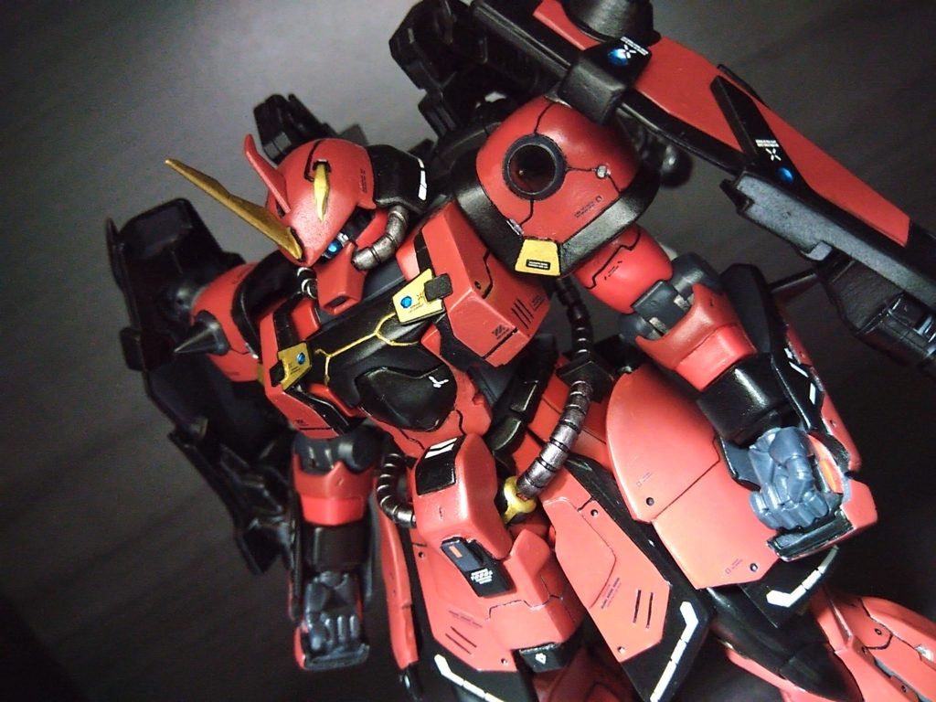 両肩に盾を装着しバインダー化。ボールジョイントである程度自由に可動します。先端部にはハンドガンを装着。上腕部を2mm延長。下腕部にガントレット式の外装をジャンクとプラ板で作成し装着。人体構造的に自然な動きになるよう手首と下腕部を切断、PCパーツとランナー軸を仕込み手首部分を回転できるよう改修。ハンドパーツと手首にガントレットが連動して動くようになり、人間の腕のようなひねりを表現できるように(出来てます？)胴体は左右で1mmずつ幅増し。その上からプラ板で装甲を追加。制作始めでまだプラ板工作に不慣れだったため左右で若干形が違う😅幅を増した分腕の接続部を3mm延長、腰も2mm延長してます。頭部はMGのイ○ークさんから余り物のパーツを拝借し、被れるように内部のくり貫きと裾の調整をしました。