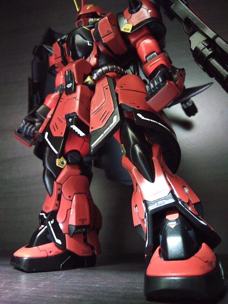 フロント・サイドスカート、股間部に装甲追加。これの有り無しで騎士感がグッと変わる気がします。すね部前・横にも装甲追加。靴を前後に切り分けプラ板で加工し3mmサイズアップ。ザクやグフの靴は少し子供靴みたいな印象があったため、甲の接続ピンをランナーで2mm延長しノーズ部を前に伸ばしスタイルアップも行ってみました。