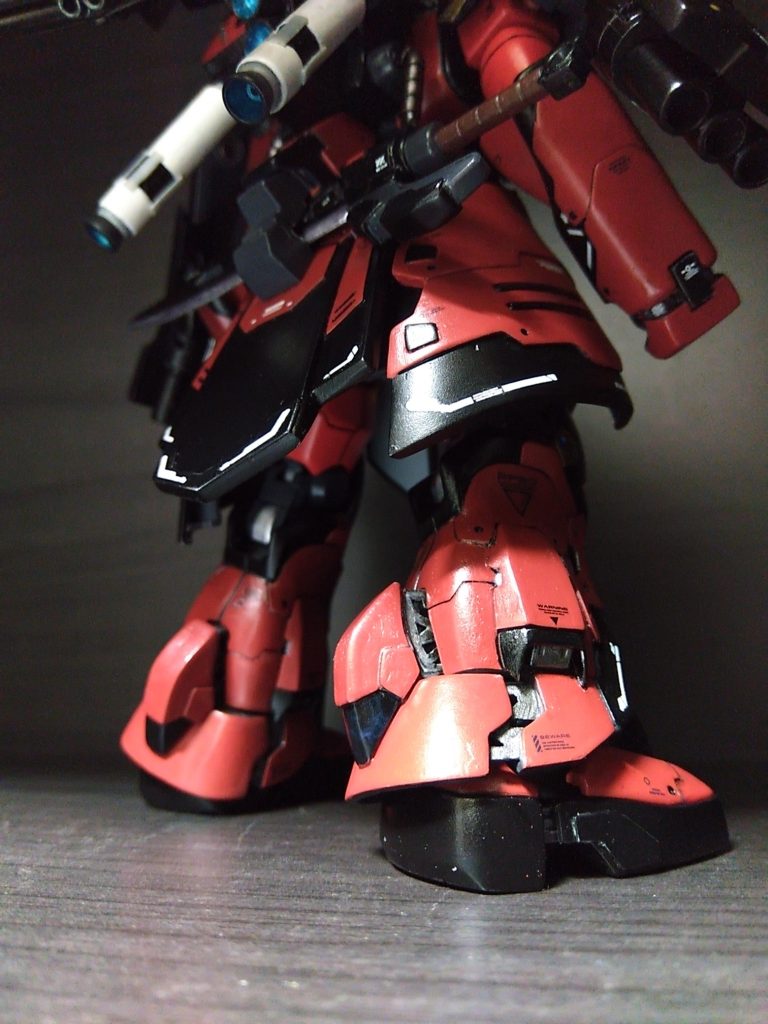 重い機体を支えるためと衝撃を受けるために踵を伸ばせるように改修。設定上は接地面が増えバランスが取りやすくなるとかなんとかですが、重りを仕込んだりしたわけではないので実際はなんとか重さに耐えてる感じですw踵を伸ばした際に裾に当たってしまうため裾部を切り取り内部にフレームっぽい構造を追加し、裾にもスライド式のギミックを作りました。      