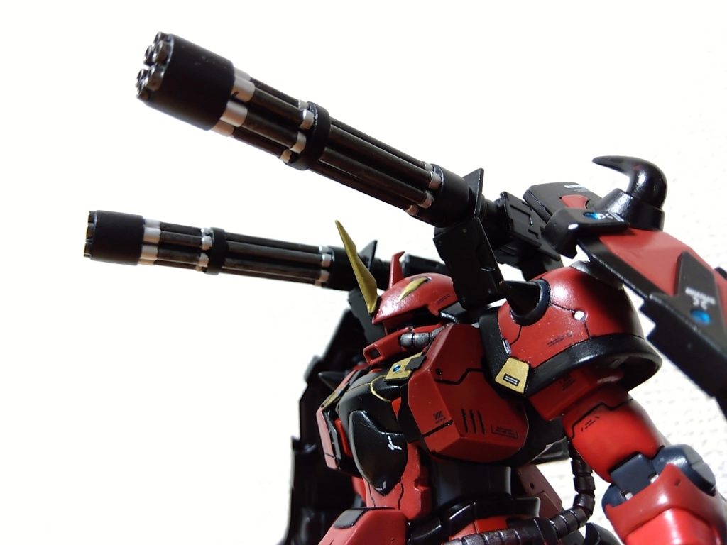 ガトリングは前方に約250°可動。とあるMGの腕の内部フレームを使用してます。接続はプラ棒１本なので左右にも動きます。