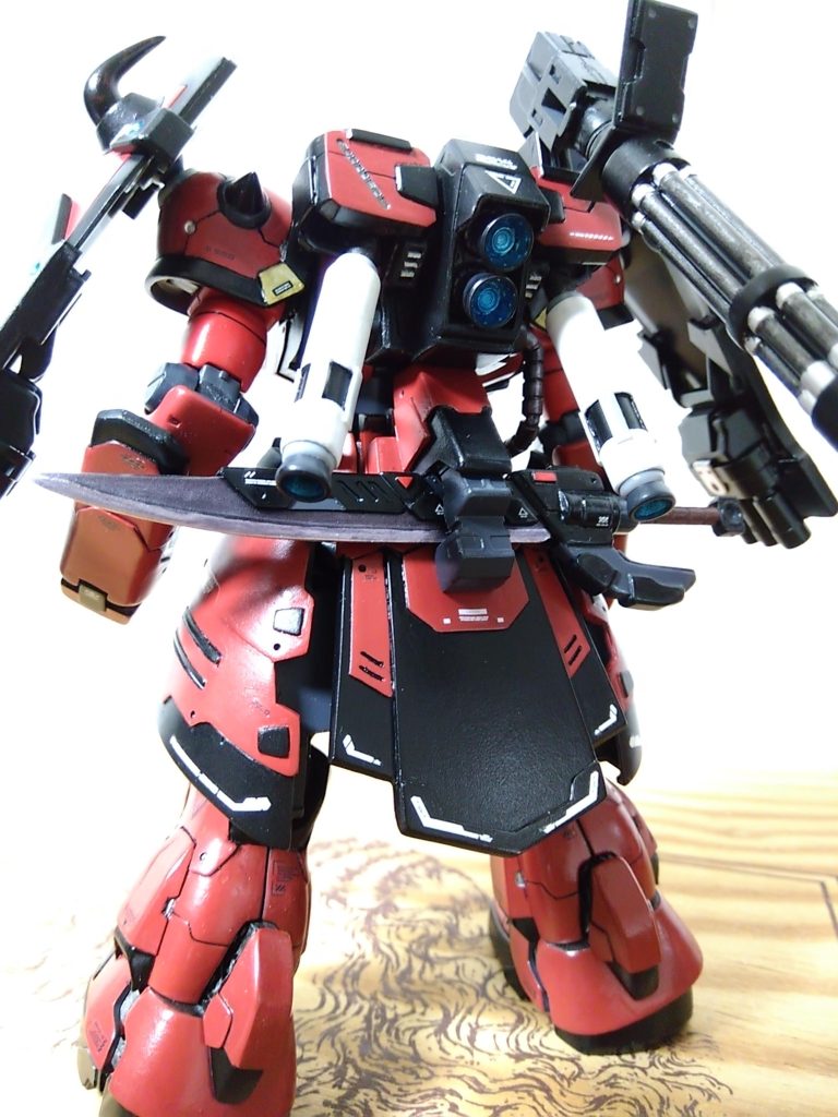 バックパックはジャンクをメインに作製。ランナーやプラ板、プラパイプを組み合わせてどうにかイメージを形に出来ました💦ガトリングは両サイド上部に3mm穴を空けて挿し込んだだけですw可動やらなんやら色々考えた結果自分の技術的にはこれが最良だろうと😅リアスカートもプラ板でスクラッチ。突起部にはヒートソードをマウント出来るように。