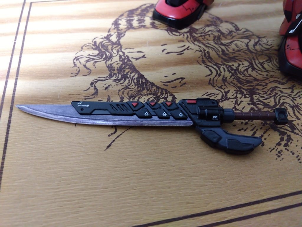 ヒートソードは付属の物を加工しようと思ってましたが断面が平たいひし形でプラ板初心者には難度が高く…意を決してスクラッチしました！ディテールとか精度、デザイン性などまだまだ過ぎますが、まぁ形にはなったかと😅