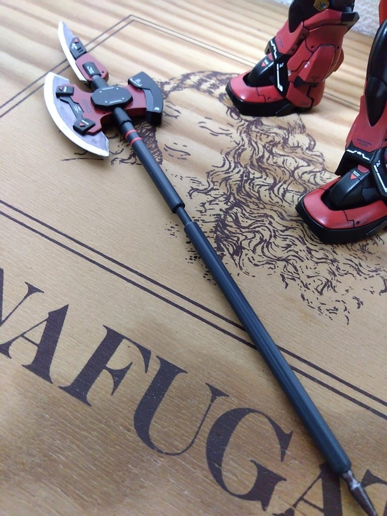 重騎士には長柄の武器！ということでハルバードを持たせましたw鉄血オプションのハルバードにプラ板・パイプを切り貼りして作製。簡単に済ますつもりが結構時間かかりました😅柄は3mmだったんですが、思いっきり振ったら折れるだろ？と貧相に感じたため5mmに変更。持ち手の部分だけ見えないように3mmになってますw