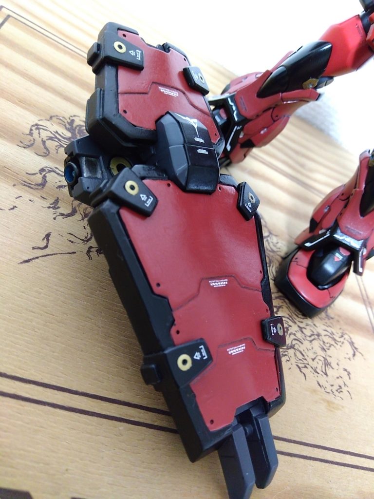 そして、この作品のテーマの大盾！30mmのオプションパーツの大盾にプラ板やジャンクを組み合わせて作成しました！妄想では、実弾はもちろんｉフィールド搭載でビーム兵器も無問題！巡航ミサイル等も内蔵のメガ粒子砲で迎撃。裏面にはプロペラントタンクも完備されているため長時間の運用にも耐えられます！という設定。サイドにはバーニアが付いており旋回性能もバッチリ！