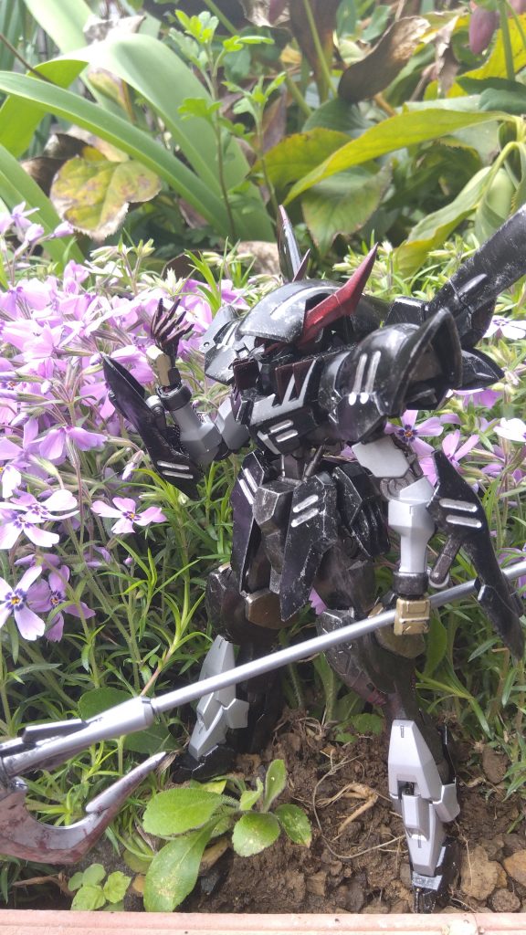 フードを被らせると、こういう感じ。これもこれでかっこいいから良いね。また、もう一機欲しくなります。汚したのは黒いパーツだけですので、そういう意味では銀に塗装したパーツは良い感じに見えているのでは……