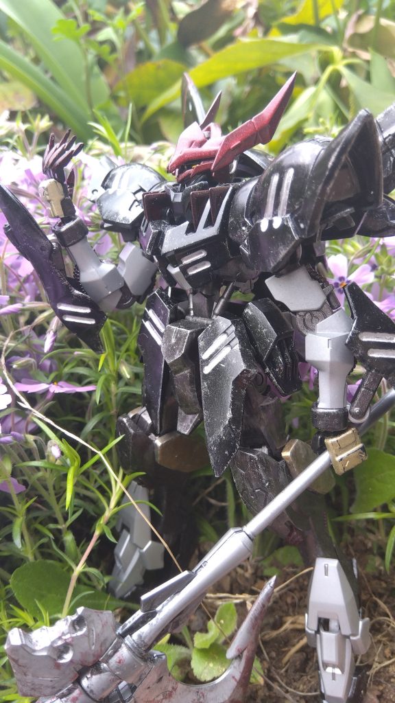 カラーのイメージ的に敬愛する百合アニメ、アサルトリリィで一柳梨璃が通う学校の百合ヶ丘女学院のイメージがあります。腰アーマーの銀色のラインが少し欠けてるのは、ここ、黒鉄と黒でドライブラシかけたからですね。ついでに淑女的な、淑女な死神ってなんだよ。