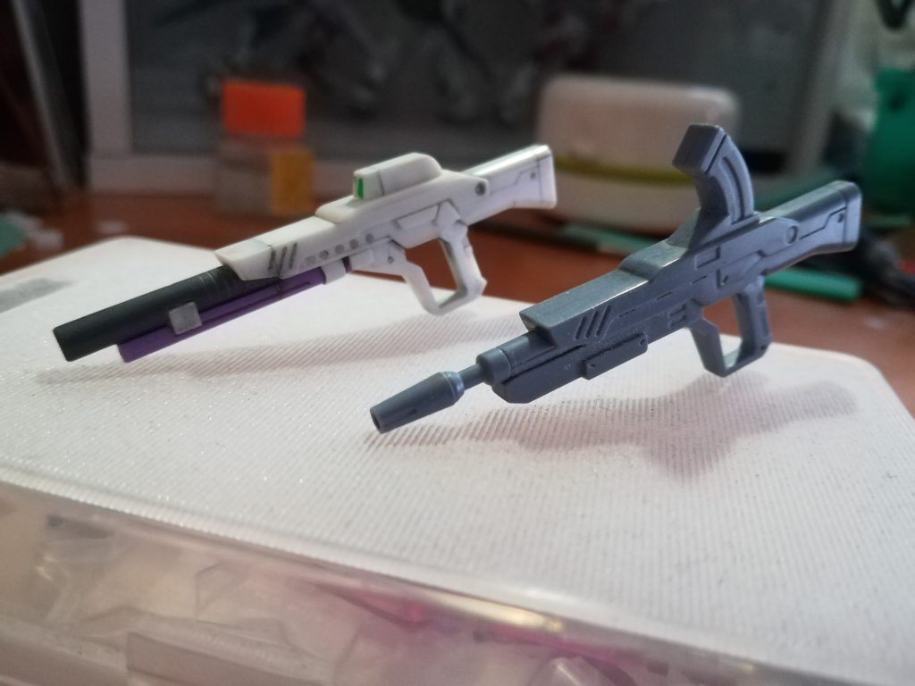 左の銃はプラ材からのフルスクラッチ。武器のフルスクラッチは初挑戦でしたが、出来はおおむね良好だと思います。