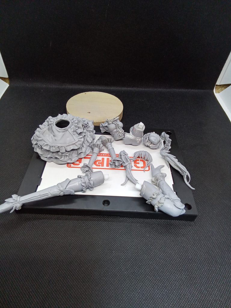 分割状態前髪・顔・頭部・ヘッドドレス・右テール・左テール胴体・右腕・左腕・腰・スカート・右足・左足で分割してみました。いつかはレジン複製もしてみたいものです