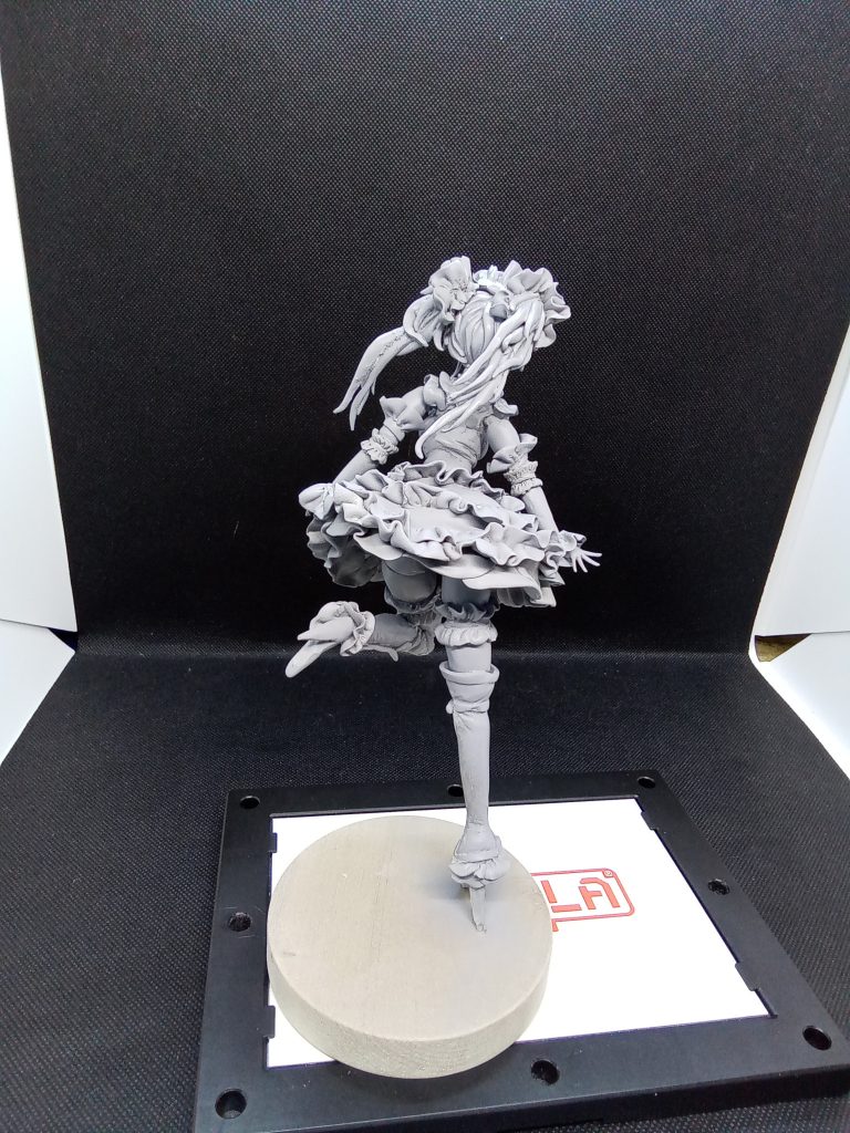 フリル部分は パテを薄く伸ばしてスパチュラで一気に作成作るのは簡単 塗るのが地獄・・