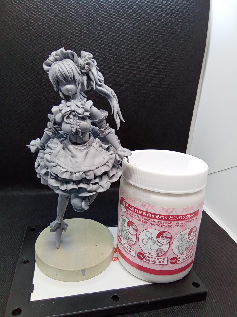 今回の秘密兵器ある程度完成した後にサーフェイサーのように服に塗って塗装してみました本来は布に染み込ませて固めるものらしいので 本来の使い方もしてみたい