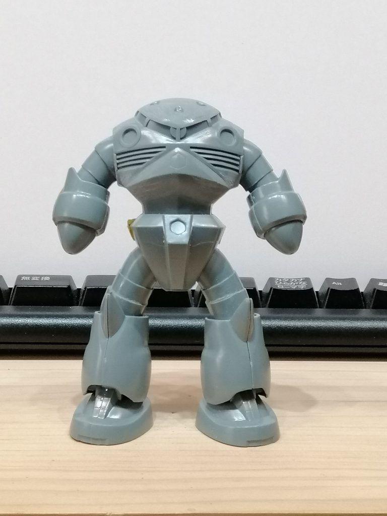 頭をなるべく丸く削り、胴体左右カット＆ランナー削ってフィン横に貼り付け、腕とももをカットしてひねって接着　ポケモン感・・