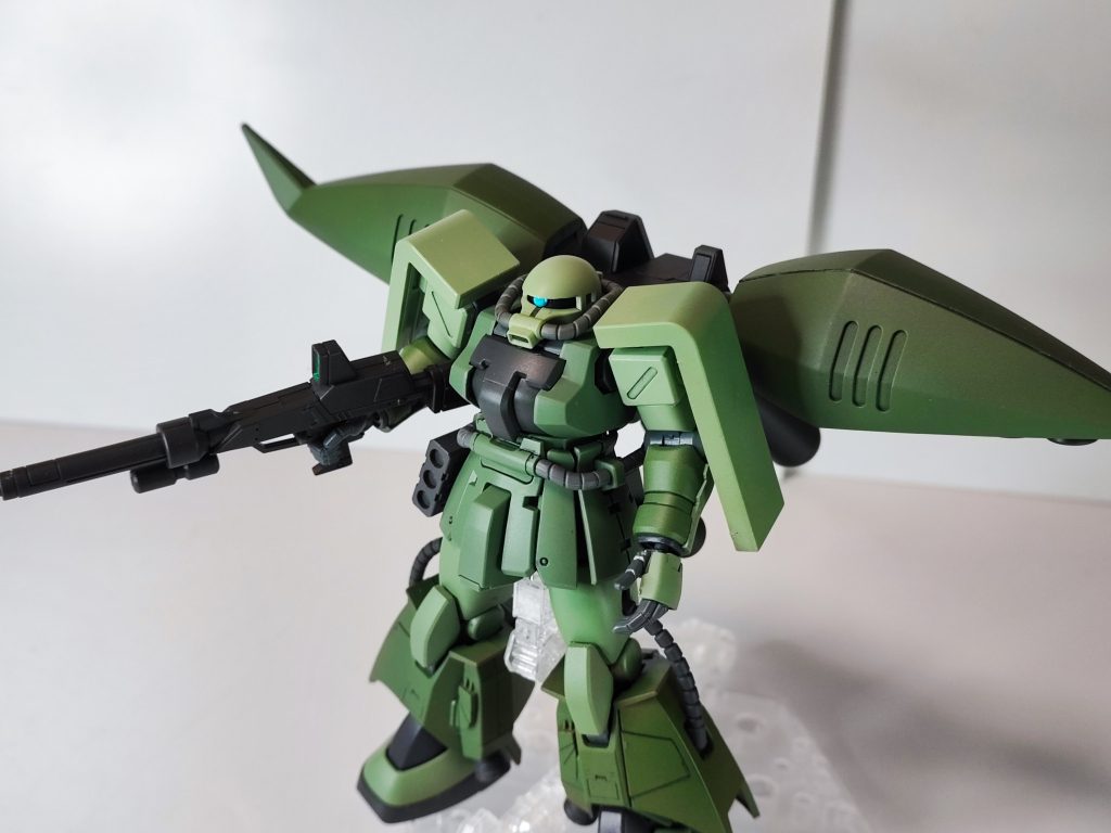 フロントかなり昔のザクⅡF2 typhoonの後継機、最強のザクとしてアクシズで開発された機体。前に開発されていたリゲルグの肩部バインダーをバックパックに装備している。