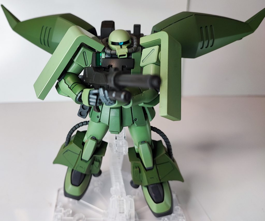 武装はリゲルグのビームライフル、MMP-80を装備。右腰のはマルチランチャーです。