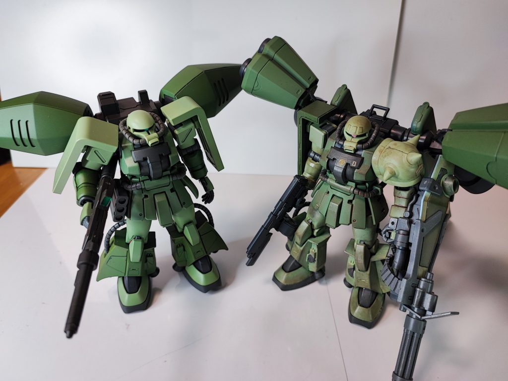 開発元のtyphoonと並べて。色々アップデートされてます。個人的に背部のスラスターが動くようになったので満足だったり