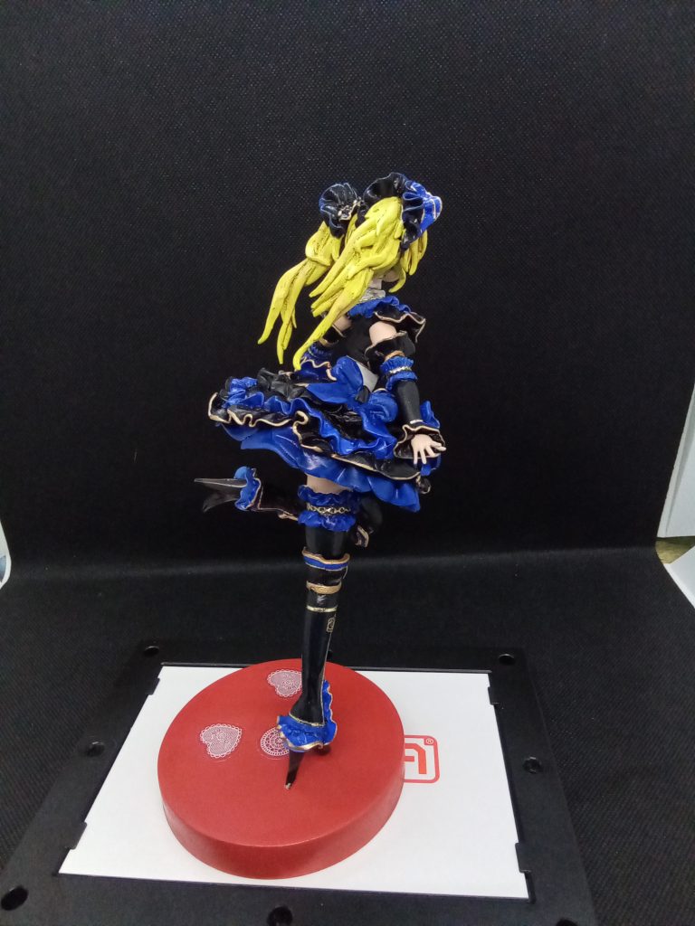 全体的にフリル+装飾を増量金色の装飾は自分の趣味です。