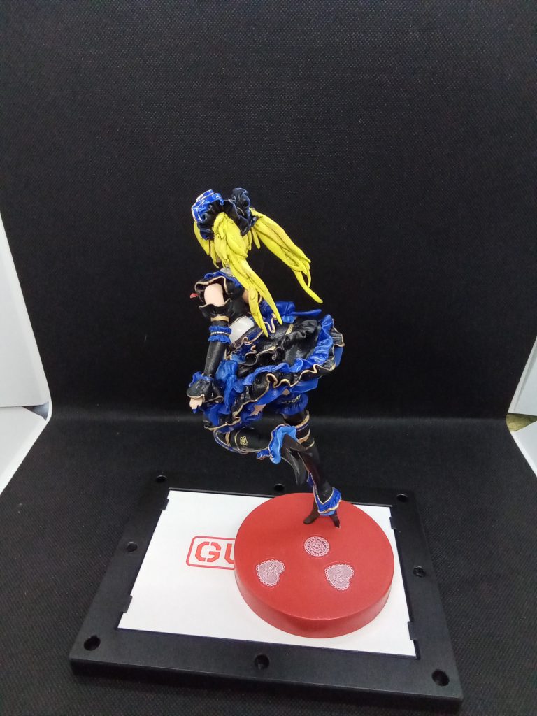 スカートに大小4個のリボンがあることを完成直前に気付いて追加腕とブーツに練習も兼ねてフリルを増加してみました