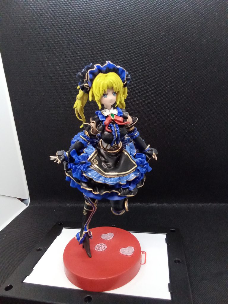 材料本体部分はスカルピーを使って成形服部分はエポパテを使用しています内部骨格はアルミ線とアルミホイル スタンドと接続する足には真鍮線を使用しています。今回から腰と脚の接続にプラ角棒をつかってみました。塗装肌色はフィギュア用サーフェイサーその他水性ガンプラ専用塗料金色はアクリル塗料のゴールドとネイル用シール ウエザリングウエザリングマスタードール用 と100均コスメのファンデーションとアイシャドウ用