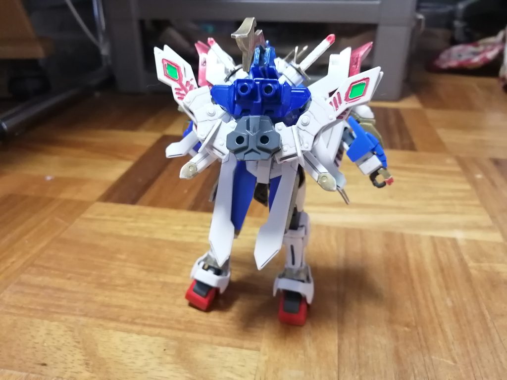 バックパックのウイングが残念なことに折れてます　(赤いウィング)