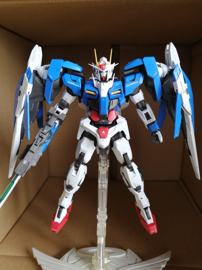 マスターグレードははじめて作りましたがパーツが多く、マーキングシールやデカールも100箇所以上も貼ったりと大変でした。特にドライデカールは転写するときに塗装がはがれないかヒヤヒヤしました。この辺りは別売りの水転写デカールにおきかえるしかないのでしょうか？普段ハイグレードしか作らないので苦労しましたがなんとか満足できるレベルには完成させられたと思います。ご覧いただきありがとうございました。