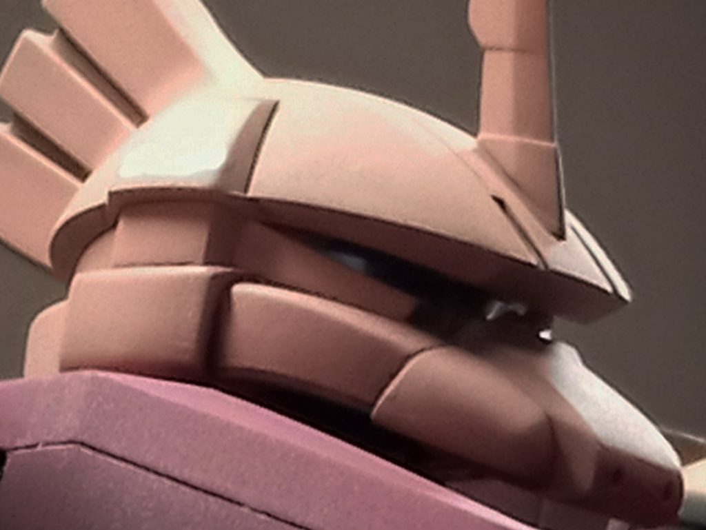 指揮官用アンテナは唯一、アニメと違うタイプに付け替えましたが、意外とこちらのアンテナの方が好みだったりします。前頭部にはアクセントとしてアンテナの両サイドにラインを入れました。モノアイは見にくいですが、ハイキューパーツのメタルパーツに換装、レンズに蛍光ピンクで塗装し、ブラックライトで光るようにしてます。個人的にはLEDより自然な光方で好きです。