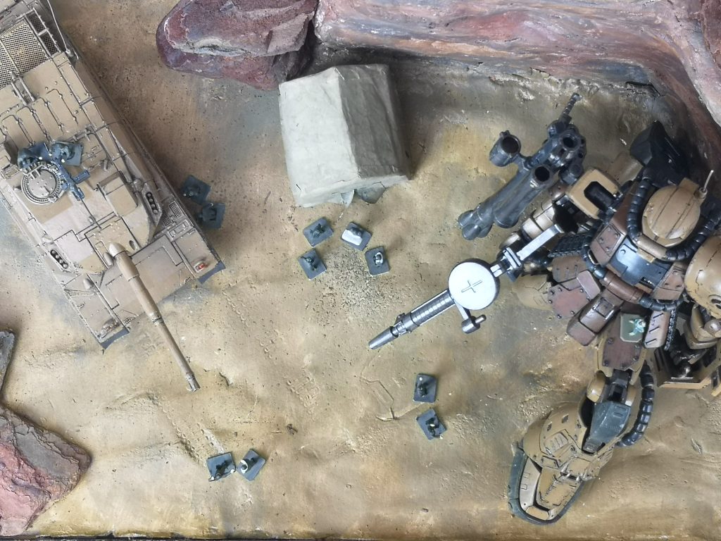 真上からの撮影 左に写っているのは1/72の10式戦車。スケール違いではありますがマゼラアタックの事を考えるとこの位の大きさでいいかなとMSと戦車の組み合わせ、こんな部隊編成もあったはず