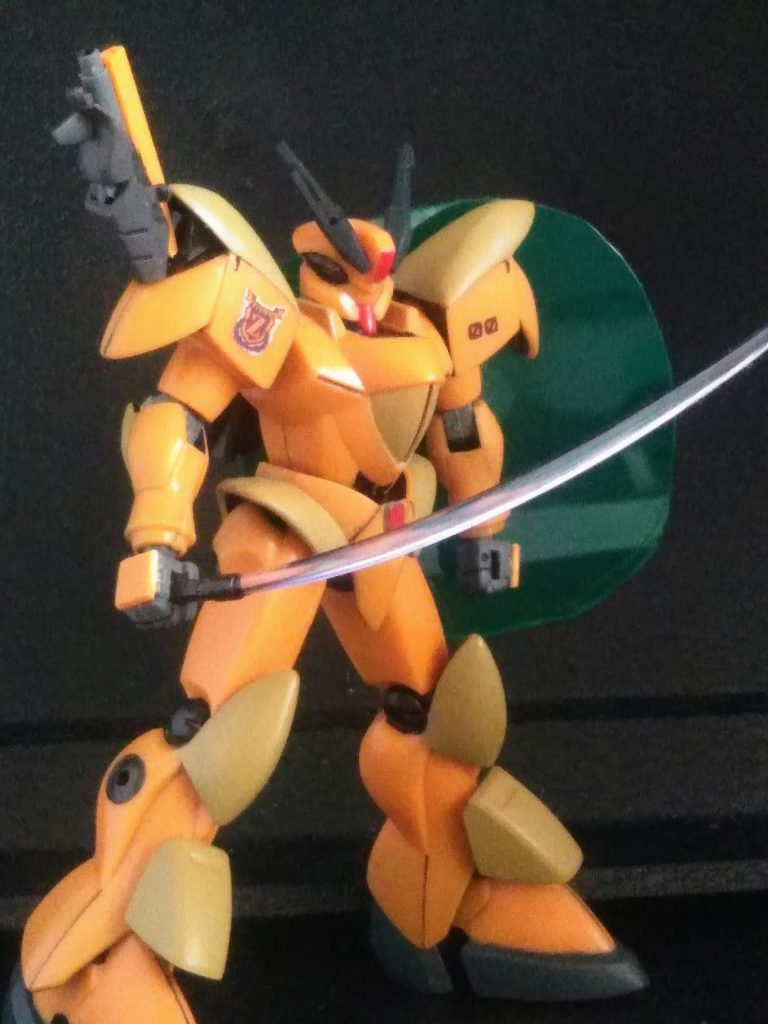 右肩のビームガンもソレっぽく、マーキングデカールは３０年前にオモチャ屋さんで売っていた『模型情報』(定価２００円、Bクラブの関連だと記憶。)の付録です。