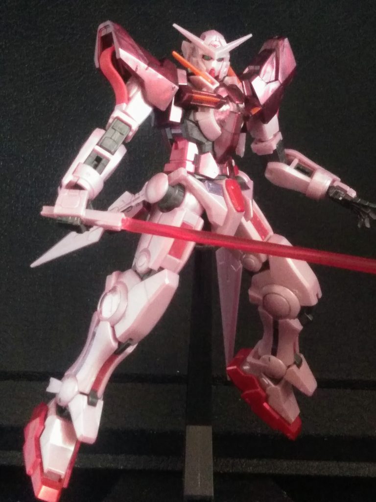 この子は肩(鎖骨パーツ)がよくポロリします。GNブレードも装備するとよく落ちます。