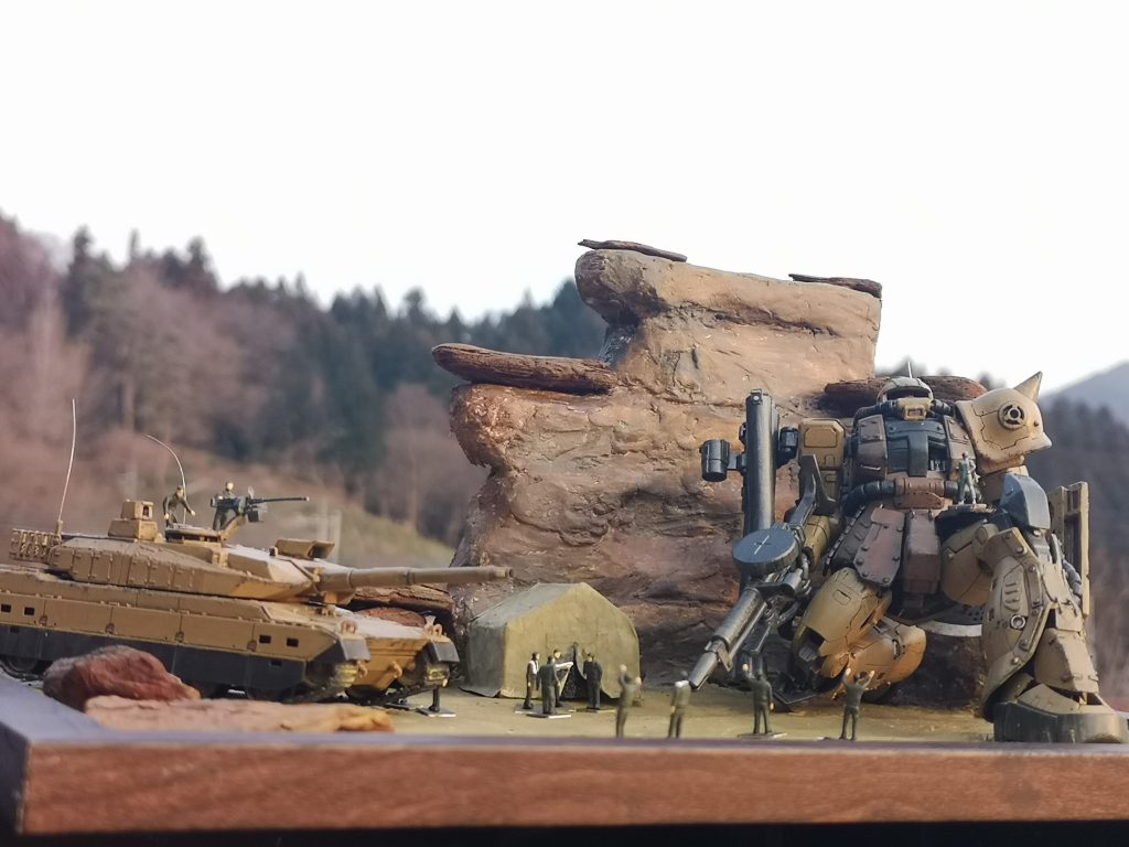 初挑戦したジオラマ全景を裏山を背景に撮影。地形の差はあれどイイ感じ600円ちょっとで購入した自衛隊の人々もお値段以上のいい仕事してくれています